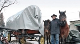 Jan Holewik w towarzystwie Jazona i Argo okazuje się być niezwykłym fanem caravaningu, bo uprawianego w stylu retro. Prawdziwe konie zamiast koni mechanicznych? Czemu nie! - zdjęcie 1